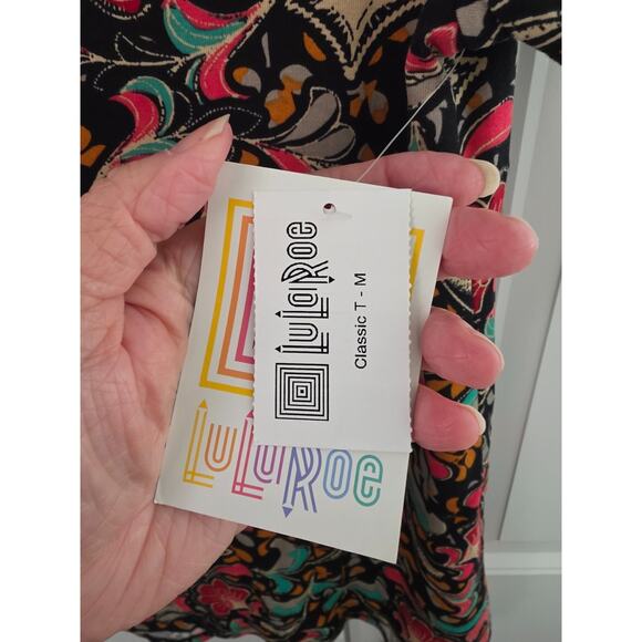 LuLaRoe Classic T Shirt Size M Black & Red Floral Short Sleeve NEW - Picture 5 of 6